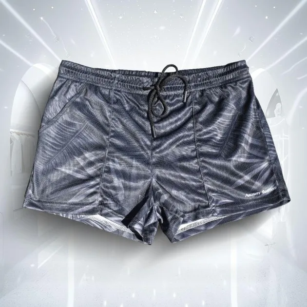 Palmas negras cortas

Introductie van de nieuwe minishorts van Naughty Bastard: gedurfd design, sexy en klaar voor alles

Naughty Bastard introduceert met trots onze gloednieuwe collectie minishorts, ontworpen voor degenen die graag hun gedurfde stijl laten zien en hun wilde kant omarmen. Deze minishorts zijn de ultieme mix van sexy, comfortabel en praktisch, perfect voor iedereen die het aandurft om anders te zijn.

Flatterende pasvorm voor elk lichaam
Onze nieuwe minishorts zijn op maat gemaakt voor een strakke, getailleerde vorm die je lichaam op alle juiste plekken omsluit. Gemaakt van een premium mix van 95% polyester en 5% spandex, bieden ze een fantastische pasvorm die comfort en stijl garandeert, ongeacht wat je dag in petto heeft. Of je nu lekker ligt te loungen, uitgaat of naar het strand gaat, deze shorts bewegen met je mee en accentueren je rondingen met vertrouwen.

Levendige kleuren en gedurfde designs
Wie zei dat casual wear saai moet zijn? Onze minishorts zijn verkrijgbaar in een reeks felle, prachtige kleuren die de aandacht trekken. Of je nu fan bent van opvallende neonkleuren of subtielere tinten, er is iets in deze collectie dat bij elke persoonlijkheid past. Kies uit ontwerpen met speelse Naughty-accenten of kies voor onze trendy, modieuze prints die perfect zijn om een ​​stijlvolle statement te maken.

Veelzijdig voor elke gelegenheid
Wat Naughty Bastard Mini Shorts echt onderscheidt, is hun veelzijdigheid. Deze shorts zijn niet alleen perfect voor casual uitjes, maar dienen ook als ideale cover-up voor je zwemkleding. Dankzij hun supersnel drogende stof zijn ze perfect voor een dagje aan het zwembad of strand, zodat je moeiteloos van het water naar de bar kunt gaan zonder een beat te missen.

Snel drogend en klaar voor avontuur
Onze Mini Shorts zijn gemaakt van een hoogwaardige polyestermix en zijn niet alleen stijlvol, maar ook functioneel. De supersnel drogende stof betekent dat je kunt genieten van activiteiten op het water zonder je zorgen te maken dat je lang nat blijft. Of je nu de golven trotseert of gewoon aan het zwembad ligt, deze shorts drogen snel, zodat je comfortabel blijft en klaar bent voor je volgende avontuur.

Waarom kiezen voor Naughty Bastard Mini Shorts?
Bij Naughty Bastard geloven we in mode die grenzen verlegt en toch praktisch blijft. Onze Mini Shorts zijn ontworpen voor degenen die het leven ten volle leven - zelfverzekerd, gedurfd en niet bang om op te vallen. Met hun perfecte pasvorm, levendige kleuren en multifunctionele ontwerp zijn ze meer dan alleen shorts; ze zijn een uitdrukking van je onverschrokken persoonlijkheid.

Shop de collectie nu
Maak je klaar om je zomergarderobe te verbeteren met het nieuwste van Naughty Bastard. Of je nu een speelse draai wilt geven aan je dagelijkse stijl of een chique cover-up nodig hebt voor het strand, onze nieuwe Mini Shorts zijn de perfecte keuze. Bekijk de collectie nu en vind je perfecte paar!

Naughty Bastard: waar attitude en mode samenkomen